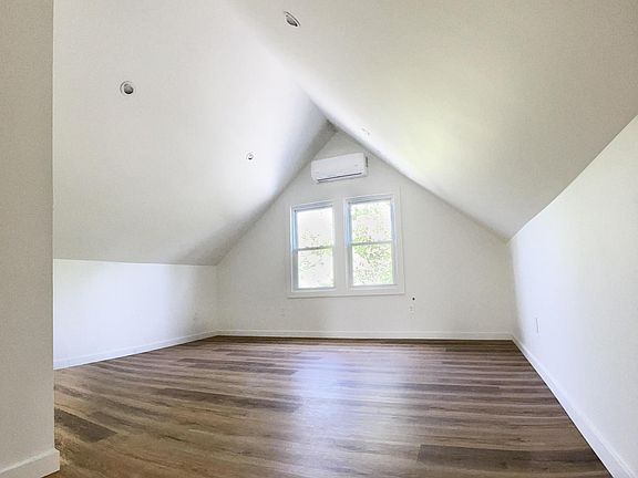 3rd image of 2082 Robin St