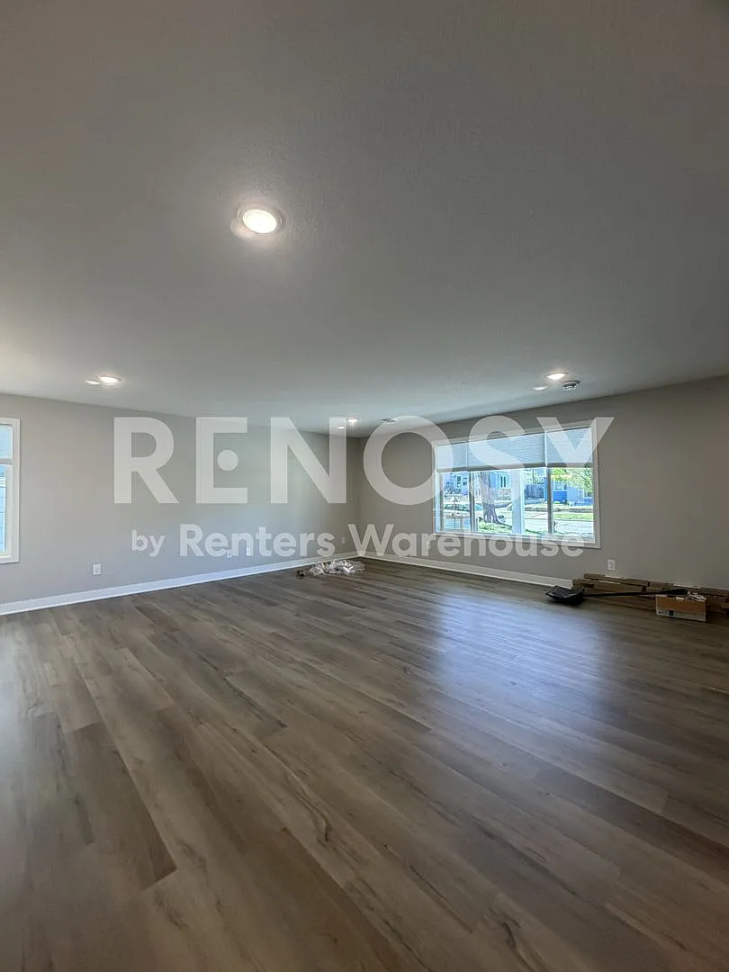 Available Now 4 Bedroom 2 Bath Townhome in St. Paul — Photo 3