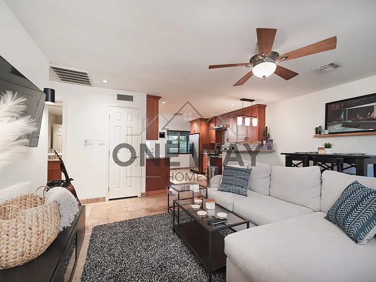 8702 E Sheridan St — Photo 2
