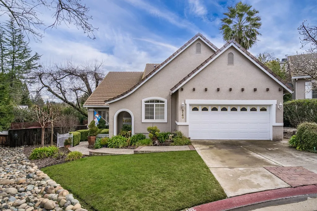 8140 E Carriage Ln photo 1