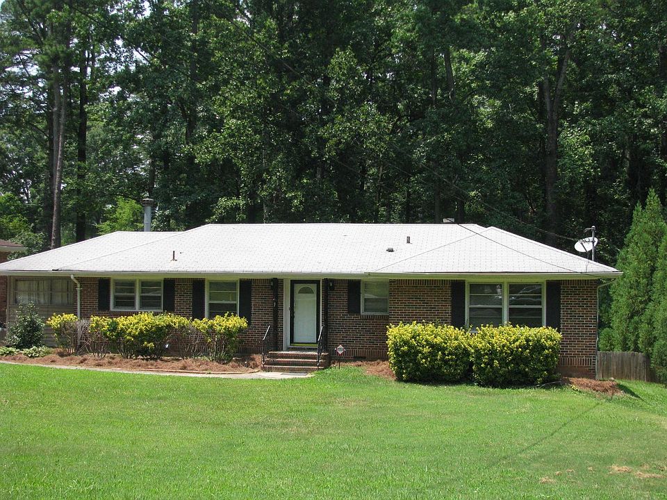Big Front Yard and Fenced Back Yard