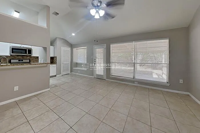 3 bed, 2.0 bath, 1902 sqft, $2,040 — Photo 4