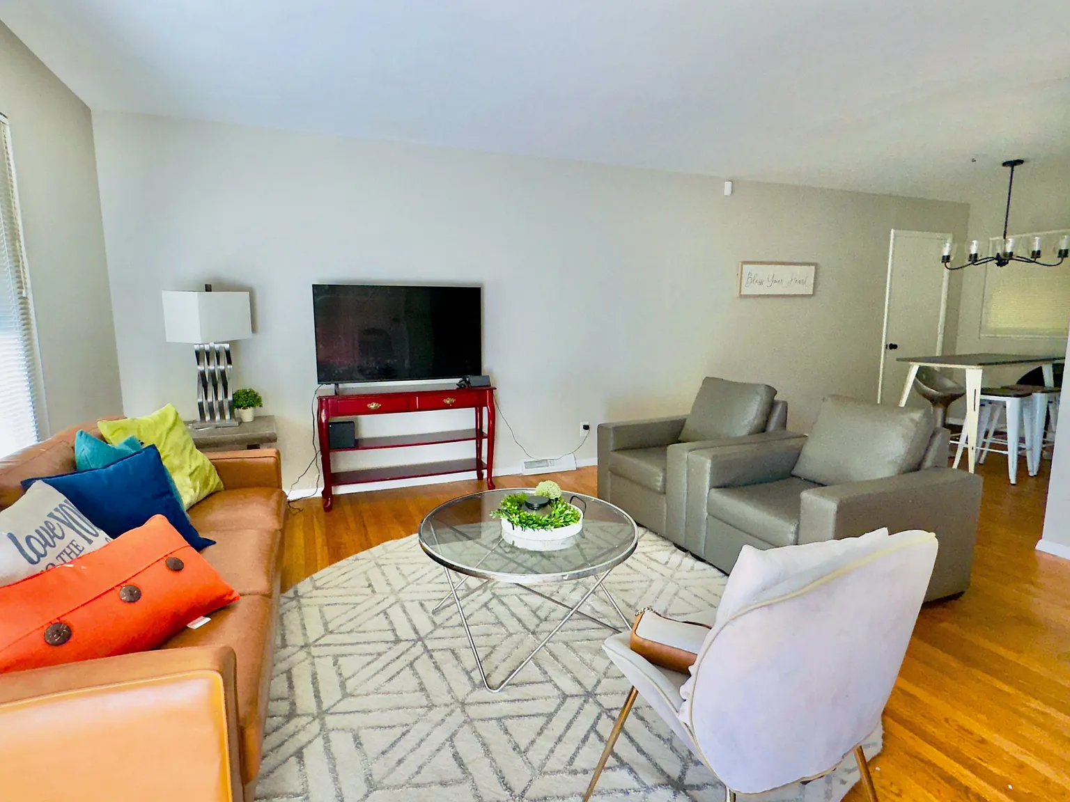 4 bed, 2.0 bath, 1800 sqft, $1,001 — Photo 4