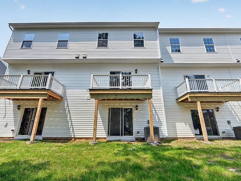 149 Essex Dr — Photo 46