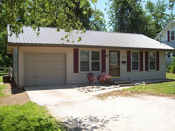 Front of 910 E Cherokee