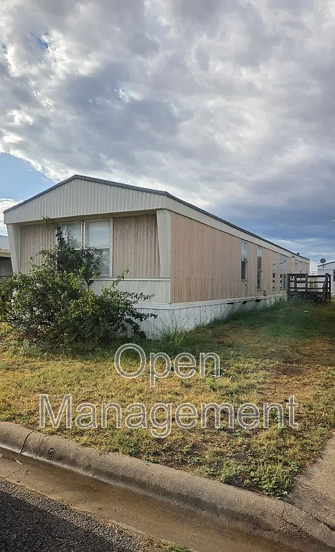 3 bed, 2.0 bath, 1216 sqft, $1,074 — Photo 1