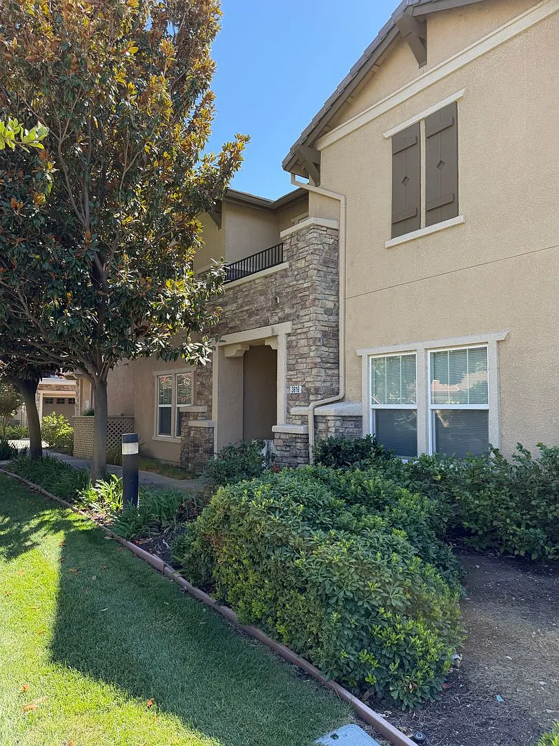 Beautiful 3 Bed Condo With Attached 2 Car Garage In N. Natomas!! — Photo 2
