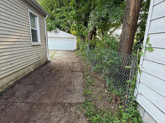 2nd image of 16191 Salem St