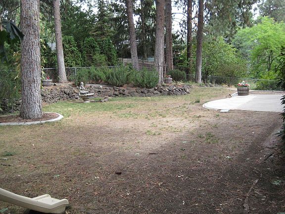 Huge lot w/fenced yard & sprinkler system