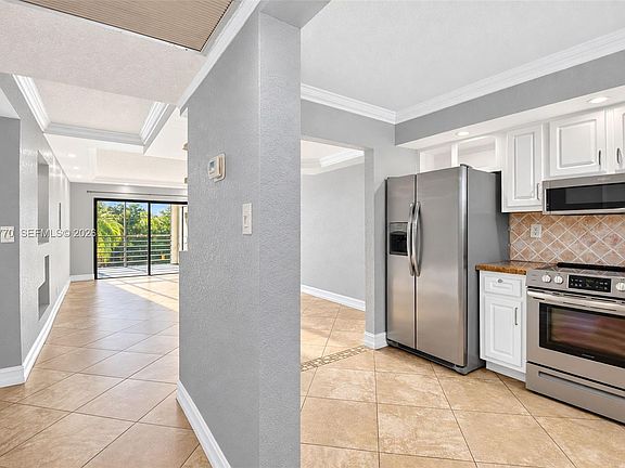 4th image of 9440 SW 8th St APT 309