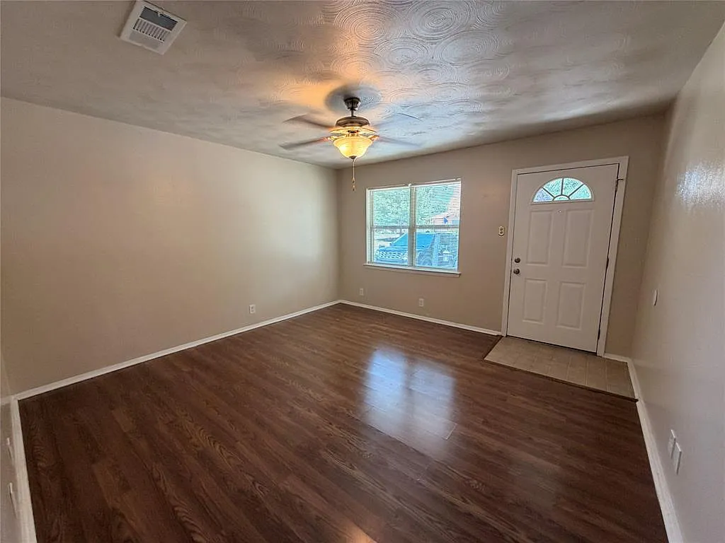 3 bed, 1.5 bath, 1012 sqft, $2,000 — Photo 3