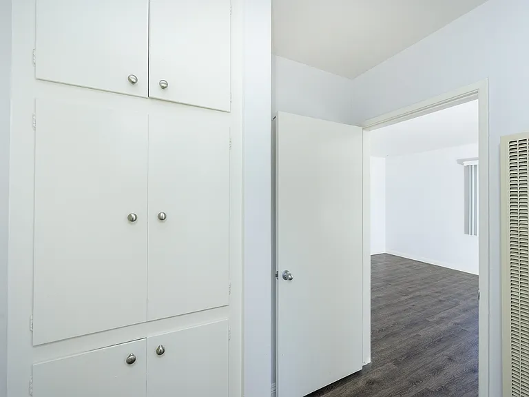 Whitsett Courtyard Apartments — Photo 17