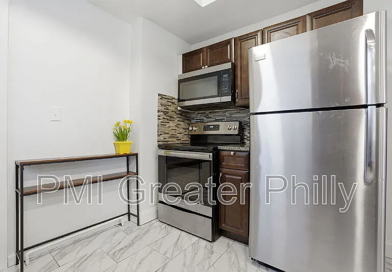1916 S Salford St — Photo 8