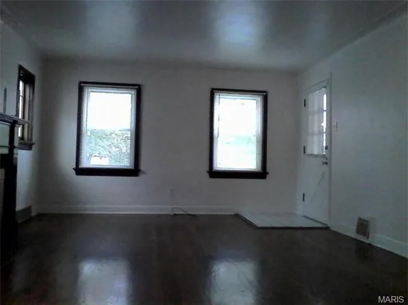 10031 Diamond Dr, Saint Louis, MO 63137