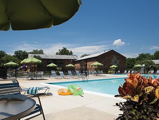 Relaxing swimming & wading pool