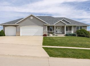 401 Wildflower Dr, Fairfax, IA 52228
