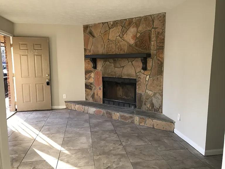152 Forest Pl — Photo 2