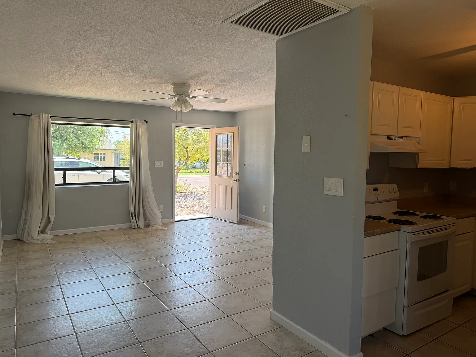 3 bed, 980 sqft, $2,300 — Photo 2