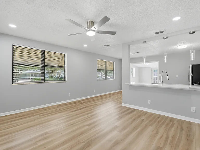 6766 London Bridge Ln — Photo 7