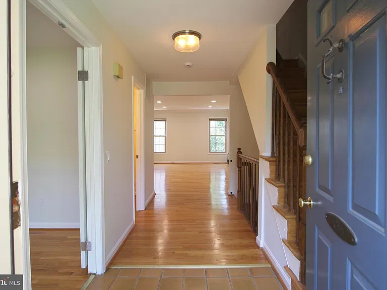 436 N Park Dr — Photo 5