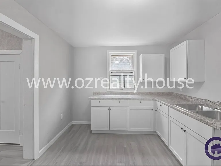 160 Bronson Ave — Photo 9