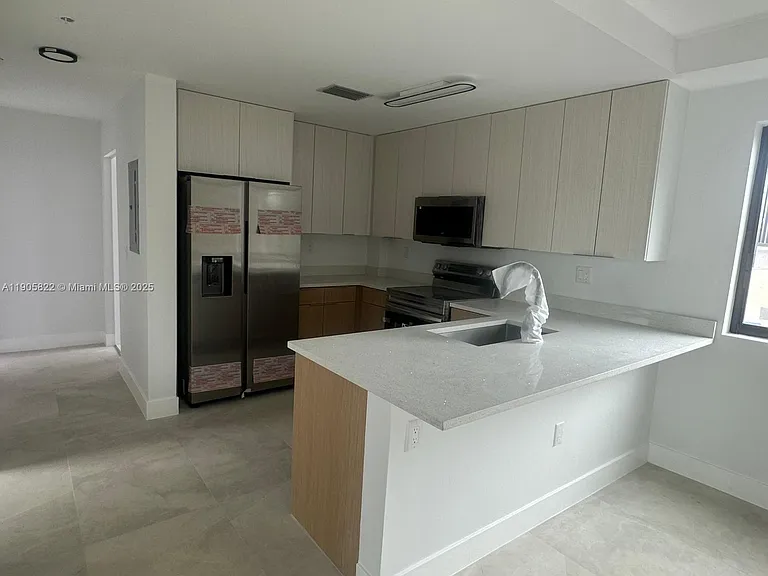 5423 NE Miami Ct #7 — Photo 3