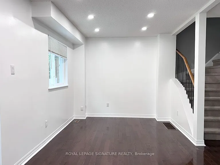 602 Gibney Cres — Photo 2