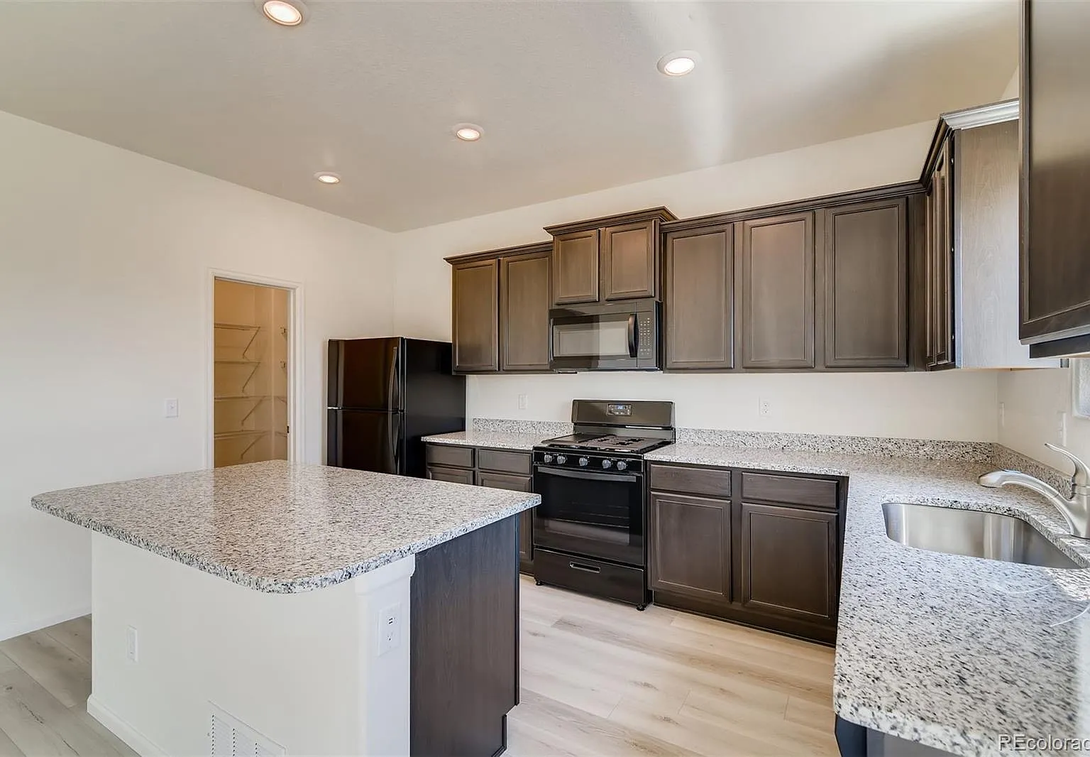 4 bed, 2.5 bath, 2361 sqft, $2,800 — Photo 4