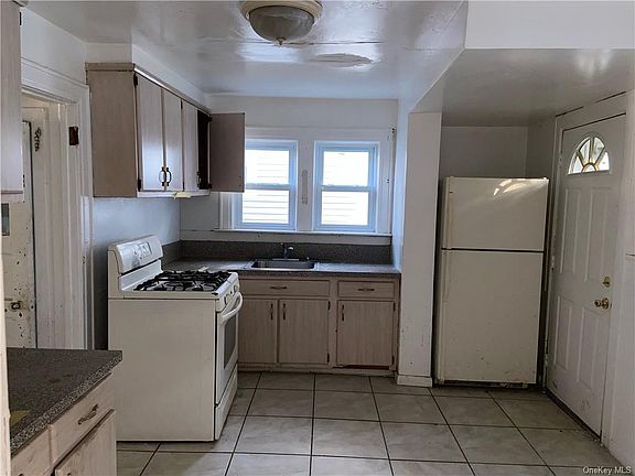 3rd image of 136 Caryl Ave