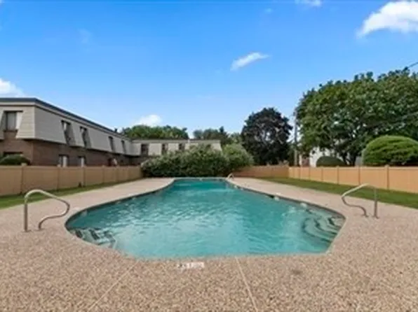 14 Hallmark Gdns APT 12, Burlington, MA 01803