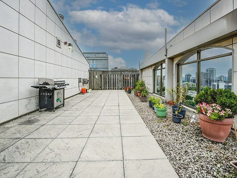 155 James St S #45 — Photo 4