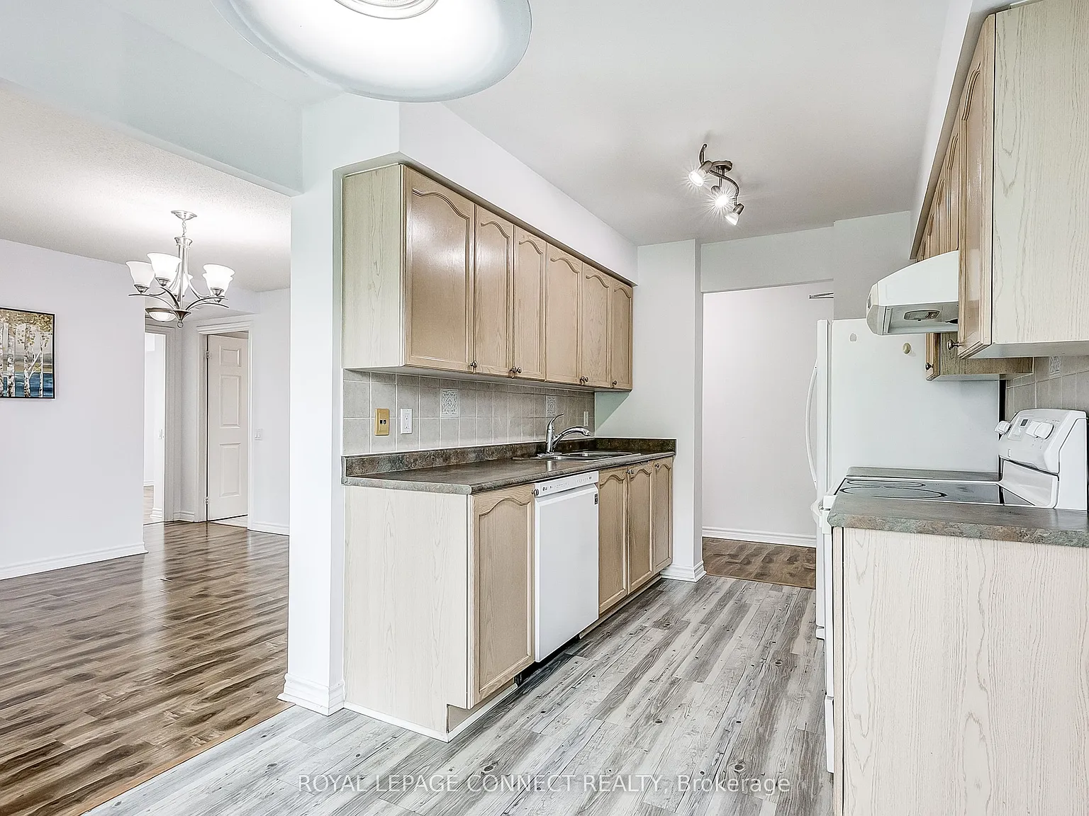 61 Town Centre Ct — Photo 4