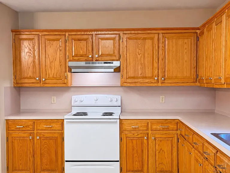 2527 Westminster Dr — Photo 1