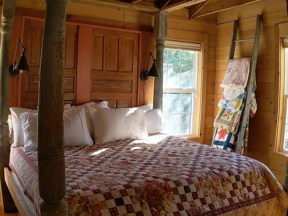 King size bed and room darkening blinds