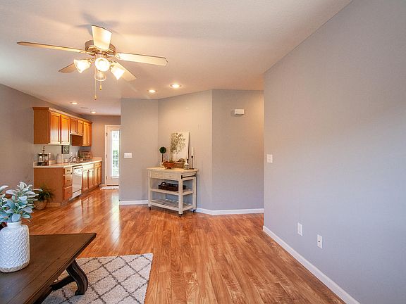 4th image of 208 Stratford Ct #208