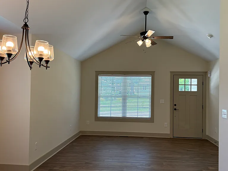 611 S Walnut St — Photo 2