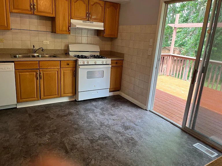 472 Nassau Ave — Photo 5