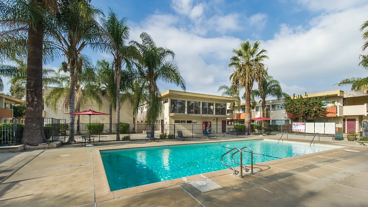 Las Palmas Apartment Homes — Photo 1