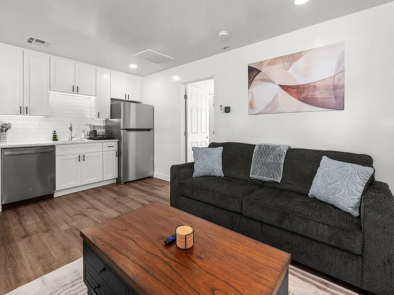 1242 E Pierce St #4 — Photo 8