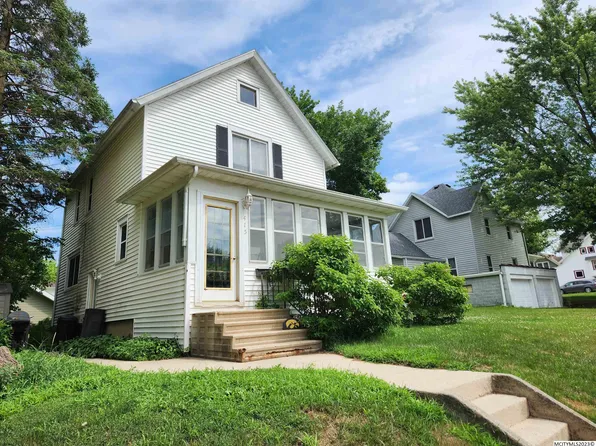 415 N 6th St, Forest City, IA 50436