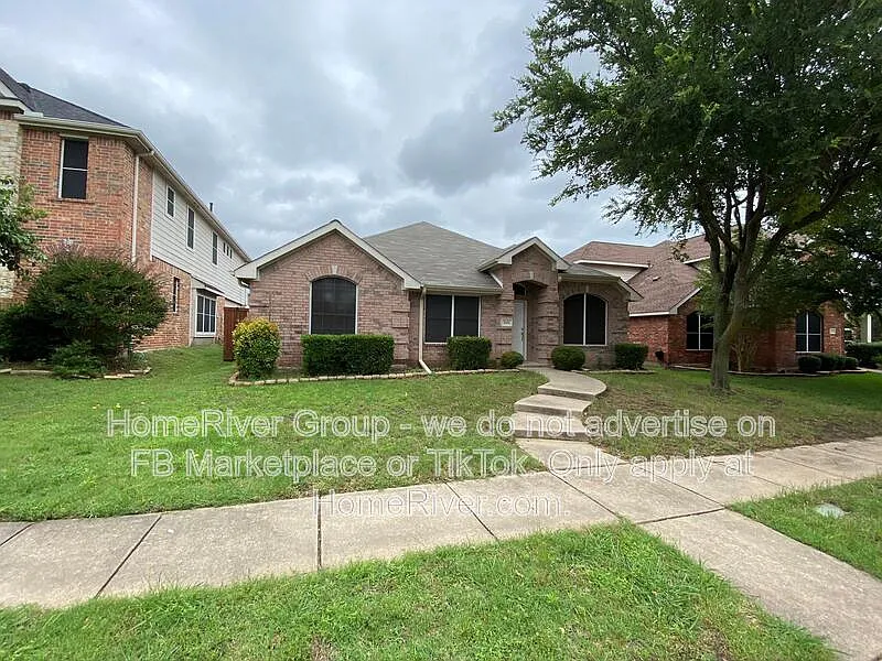 4 bed, 2.0 bath, 2088 sqft, $2,395 — Photo 2