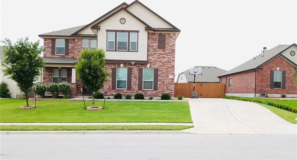 3 bed, 2.5 bath, 2244 sqft, $2,300 — Photo 1
