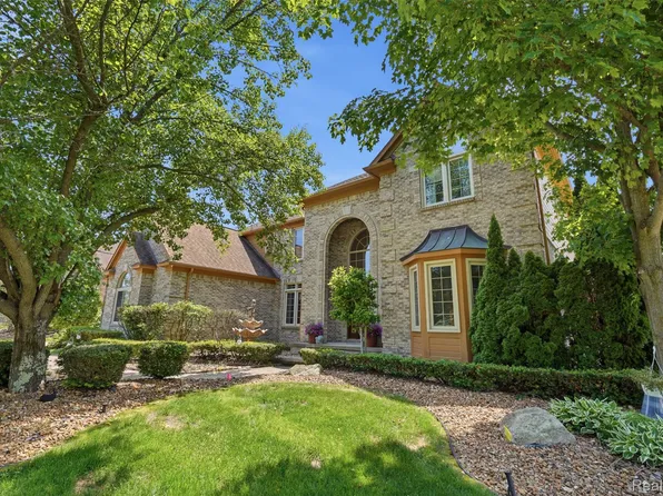 2935 Ivy Hill Dr, Commerce Township, MI 48382