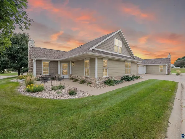 5511 E Eastbridge Pl, Sioux Falls, SD 57110