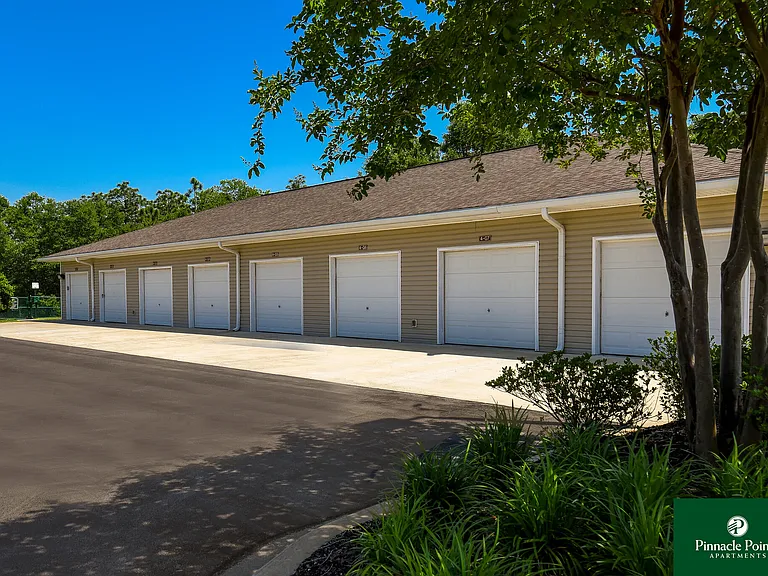Pinnacle Pointe Apartments — Photo 32