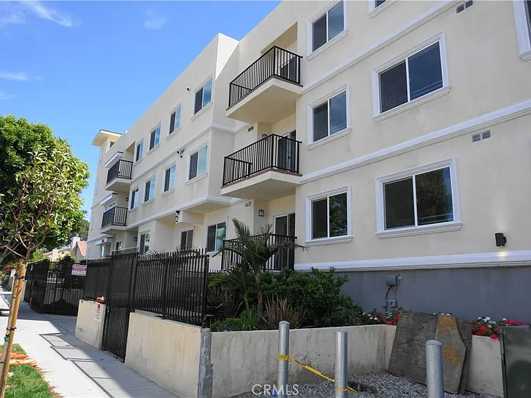 9126 Langdon Ave #303 — Photo 3