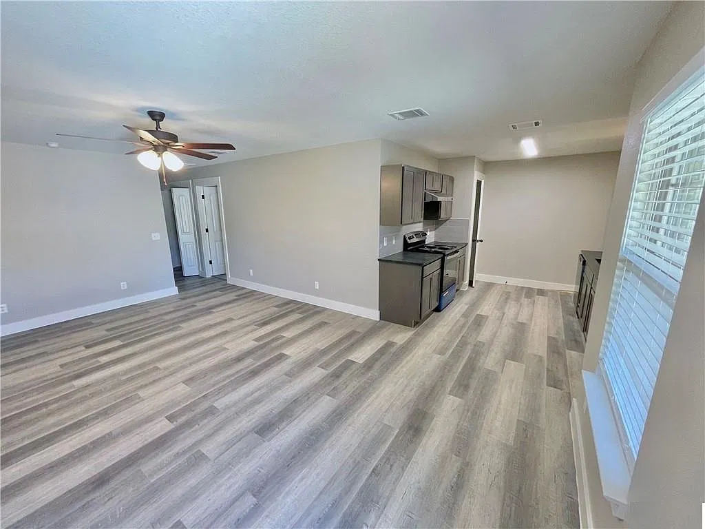 3 bed, 1299 sqft, $1,195 — Photo 2