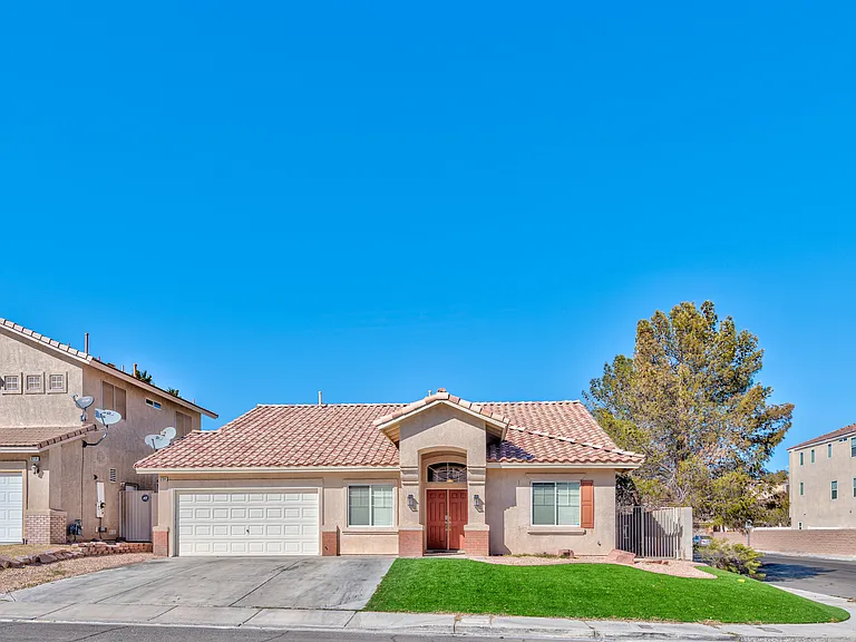 8704 Las Posas Ave — Photo 6