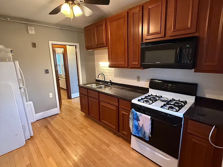 KITCHEN WITH GRANITE COUNTERS