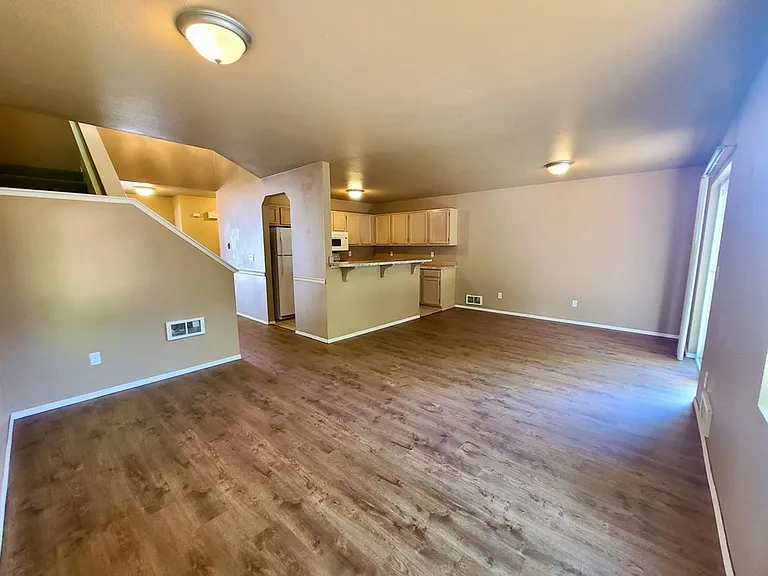 400 E River Ave — Photo 6